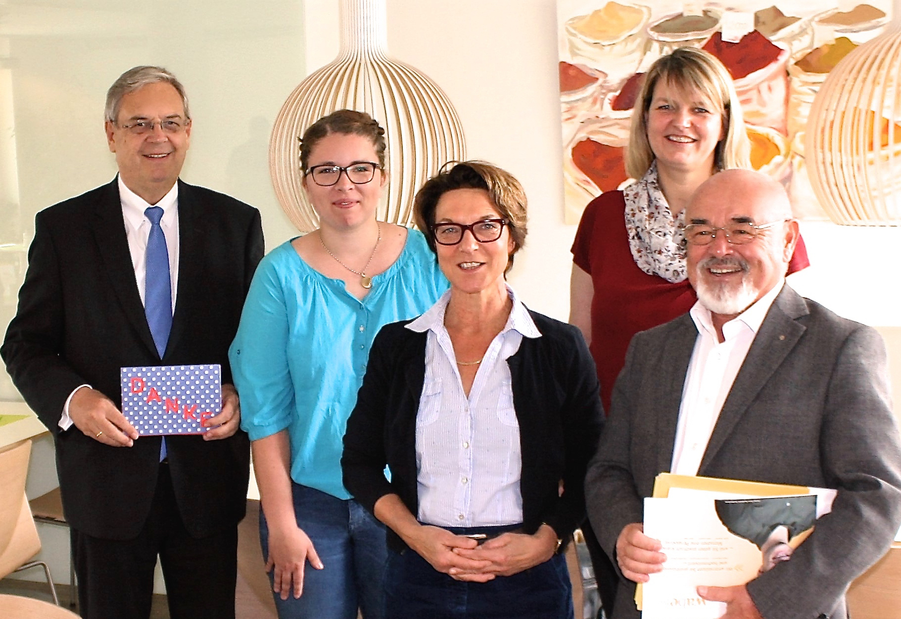 Im Namen des gesamten wabene-Teams bedanken sich Ursula Kosmalla (Geschäftsführerin wabe Erlangen gGmbH und Elektronik und Montageservice Erlangen GmbH / Mitte), Brigitte Nürnberger (Geschäftsbereichsleiterin wabe leben / 2.v.r.) und Sandra Schäfer (Mitarbeiterin wabene Bistro / 2.v.l.) für die großzügige Unterstützung des Rotary Clubs Erlangen-Schloss bei Präsident Michael Pickel (l.) und Dr. Peter Lederer (Berufsdienst). Foto: wabe e.V.