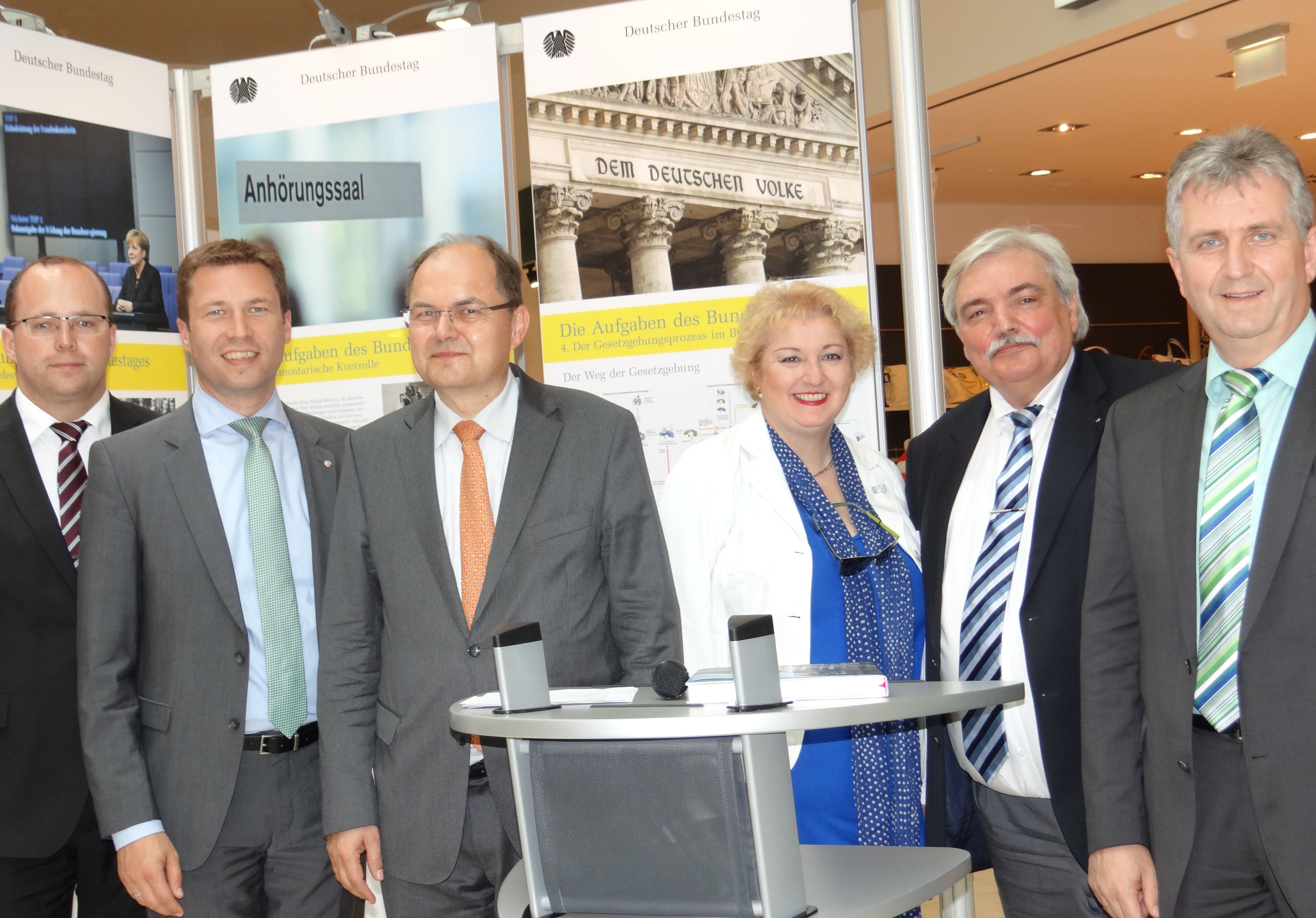 CSU-Ortsvorsitzender Stein Bertram Höfer, Landrat Matthias Dießl, Bundesminister Christian Schmidt MdB, Petra Guttenberger MdL, Centermanager Werner Schiffgen und Bürgermeister Kurt Krömer (v.l.).