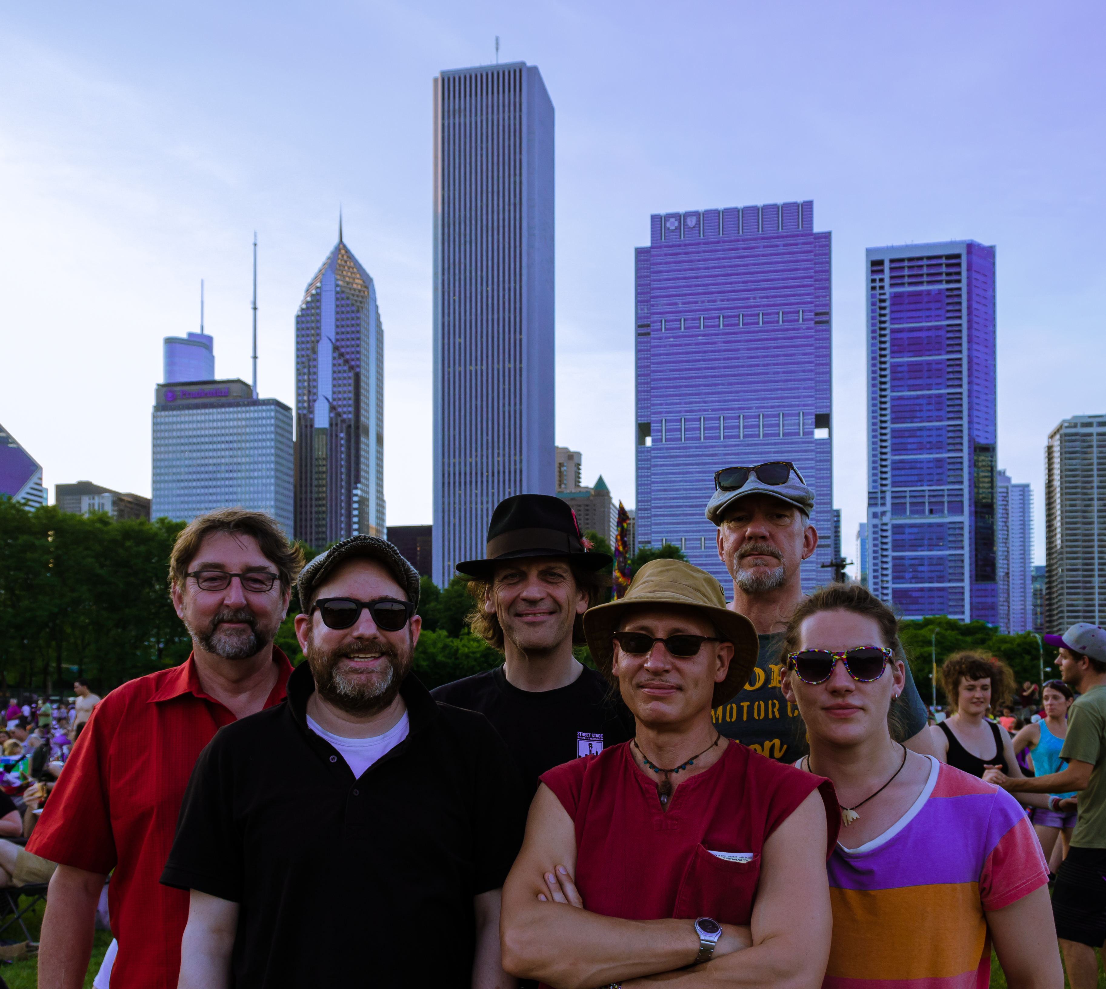 Auf dem Festival vor Chicago-Skyline (v.l.): ,,Jonny" Pickel, Tobias Schöpker, Big ,,Blackhat" Helmer, Michael Kusche, Andi Weidner, Vinzent Kusche.