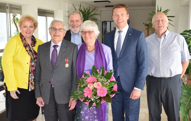 Lächeln für den Fotografen: (v.l.) MdL Petra Guttenberger, Volker Schmiedeke, Ammerndorfs Bürgermeister Alexander Fritz, Monika Schmiedeke, Landrat Matthias Dießl und Dekan i.R. Michael Höchstädter.