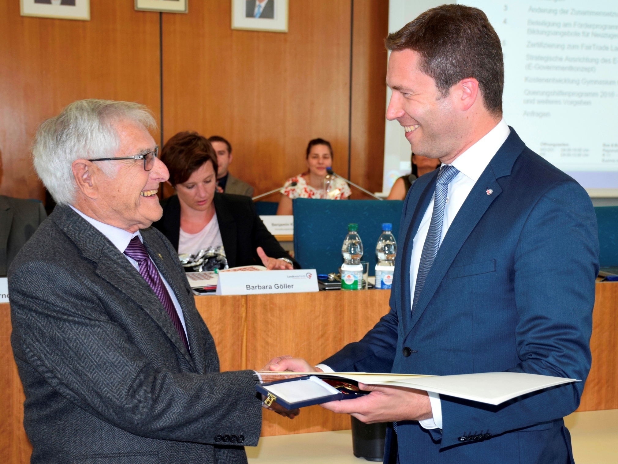Landrat Matthias Dießl (r.) gratuliert Volker Schmiedeke.