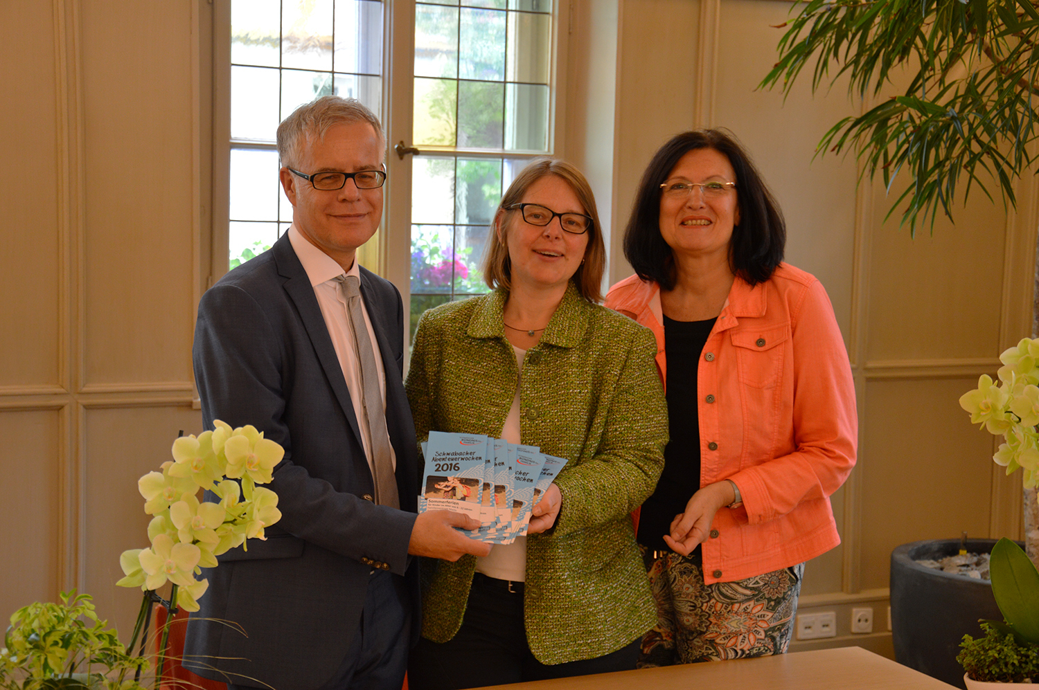 Präsentieren den aktuellen Flyer (v.l.) Sozialreferent Knut Engelbrecht, Marita Heiß-Hertle und die Leiterin des Arbeitskreises „Familie und Beruf“, Evi Grau-Karg.