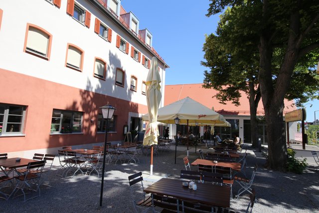 Der große und schattige Biergarten lädt jetzt in der warmen Jahreszeit zum Verweilen im Freien ein. | Foto: © bayernpress