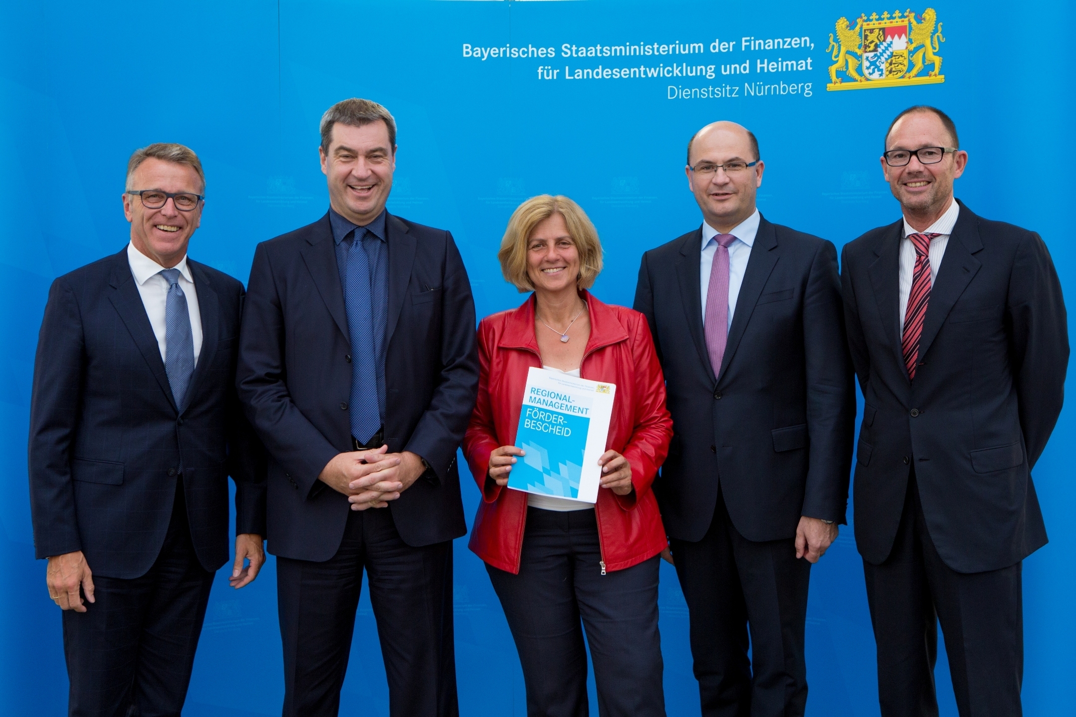 Übergabe des Förderbescheids (v. l.): Bürgermeister Franz Stahl (Tirschenreuth), stv. Ratsvorsitzender der Metropolregion, Minister Dr. Markus Söder, Metropolregion- Geschäftsführerin Dr. Christa Standecker, Staatssekretär Albert Füracker, Prof. Dr. Klaus L. Wübbenhorst, Wirtschaftsvorsitzener der Metropolregion.