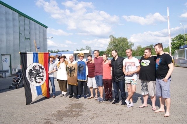 Fahnenträger der Druckerfahne, Gautschmeister Heinz Haffki, die Packer und 7 Gautschlinge (Kornuten).