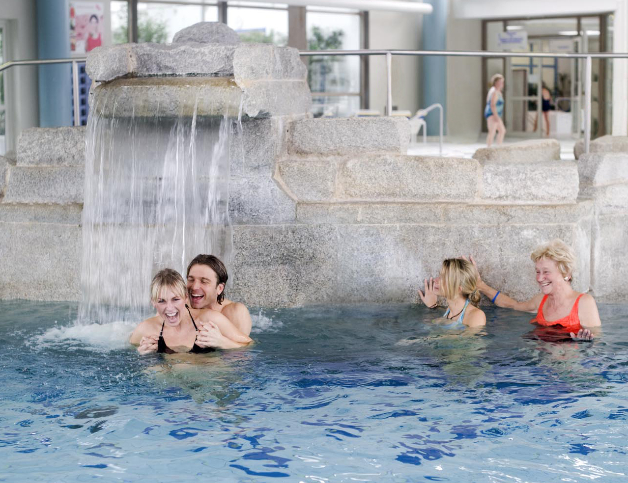 Am künstlichen Wasserfall im herrlichen warmen Wasser kommt echtes Karibik-Feeling auf.