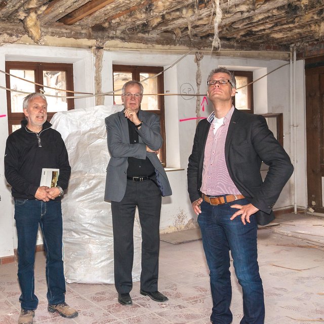 Rundgang durch die Rathausbaustelle: Restaurator Peter Turek, Gerhard Zedler (Leiter des Stadtbauamtes) und Oberbürgermeister Uwe Kirschstein (v.l.n.r.). Foto: R. Rosenbauer