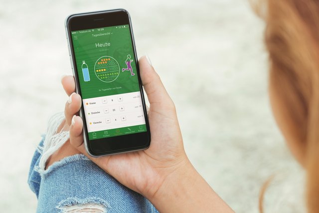 Teilnehmer am Abnehmprogramm können die Tipps und Hinweise per Smartphone überall nutzen, ob zu Hause oder unterwegs.
