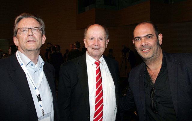 Medienunternehmer Gunther Oschmann, Müller Medien (M.) mit Kabarettist Hannes Ringlstetter (r.) und Philipp von Martius, EgoFM. | Foto: Joachim König