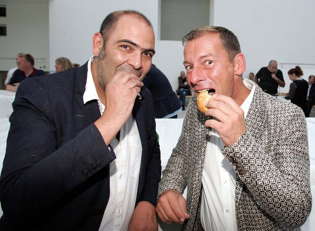 Ließen sich die „3 im Weggla“ als Vorspeise schmecken (v.l): Kabarettist Hannes Ringlstetter und Moderator  Markus Othmer. | Foto: Joachim König