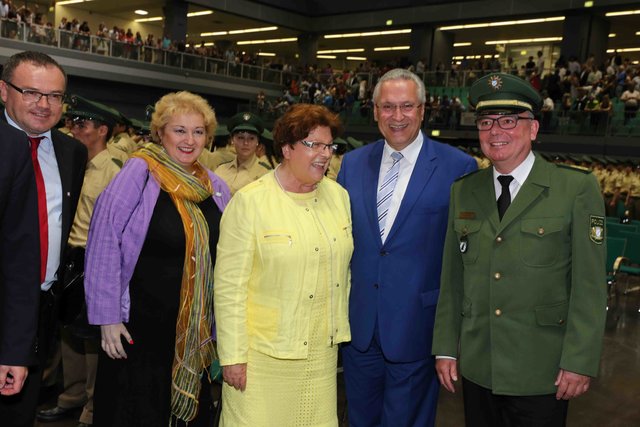 Bezirksrat Michael Maderer aus Zirndorf, Landtagsabgeordnete Petra Guttenberger aus Fürth, Präsidentin Barbara Stamm, Polizeiminister Joachim Herrmann und Wolfgang Sommer, Präsident der Bayerischen Bereitschaftspolizei (v.l.). | Foto: bayernpress