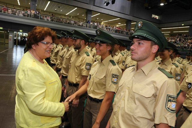 Die Präsidentin des Landtags Barbara Stamm gratuliert den jungen Beamteninnen und Beamten. | Foto: bayernpress