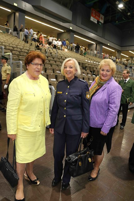 Landtagsabgeordnete Petra Guttenberger aus Fürth (r.)  und Präsidentin Barbara Stamm begutachten die neue blaue Polizeiuniform von Polizeiausbilderin Andrea Wegener (Mitte). Nächstes Jahr werden die jungen Beamter nich mehr in beiger sondern in blauer Uniform ihren Eid ablegen. | Foto: bayernpress