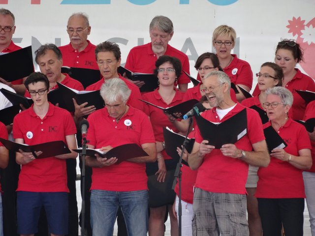 Christian Weiß als Solist zusammen mit dem Dehnberger Hof Chor. (Foto: privat)