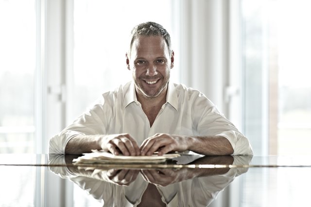 Unter der musikalischen Leitung von Bandleader Thilo Wolf erklingen die schönsten Liebeslieder.