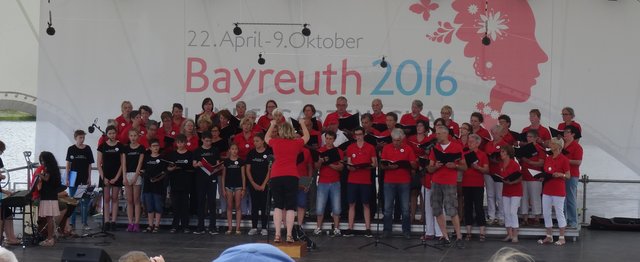 Der Dehnberger Hof Chor und die Jungen Meistersinger 2 auf der Seebühne. (Foto: privat)