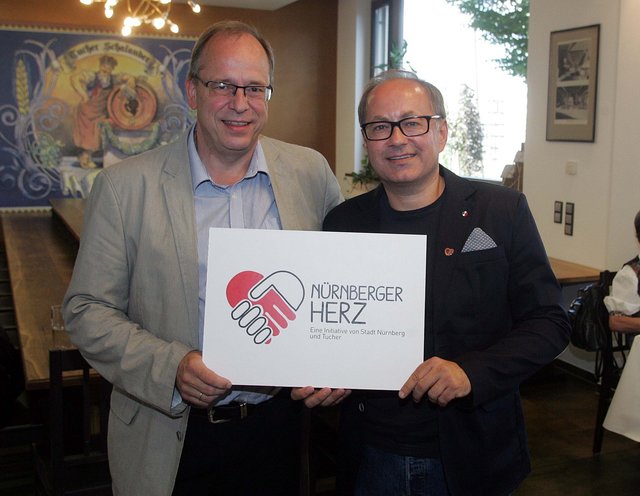 Dr. Uli Glaser (l.), Stadt Nürnberg, und Tucher-Marketing-Direktor Kai Eschenbacher ehrten die Helden des Alltags.