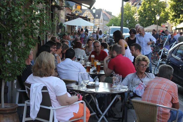 Ein lebendiges Kneipenleben gehört heute zum modernen Stadtleben. Foto: Ebersberger