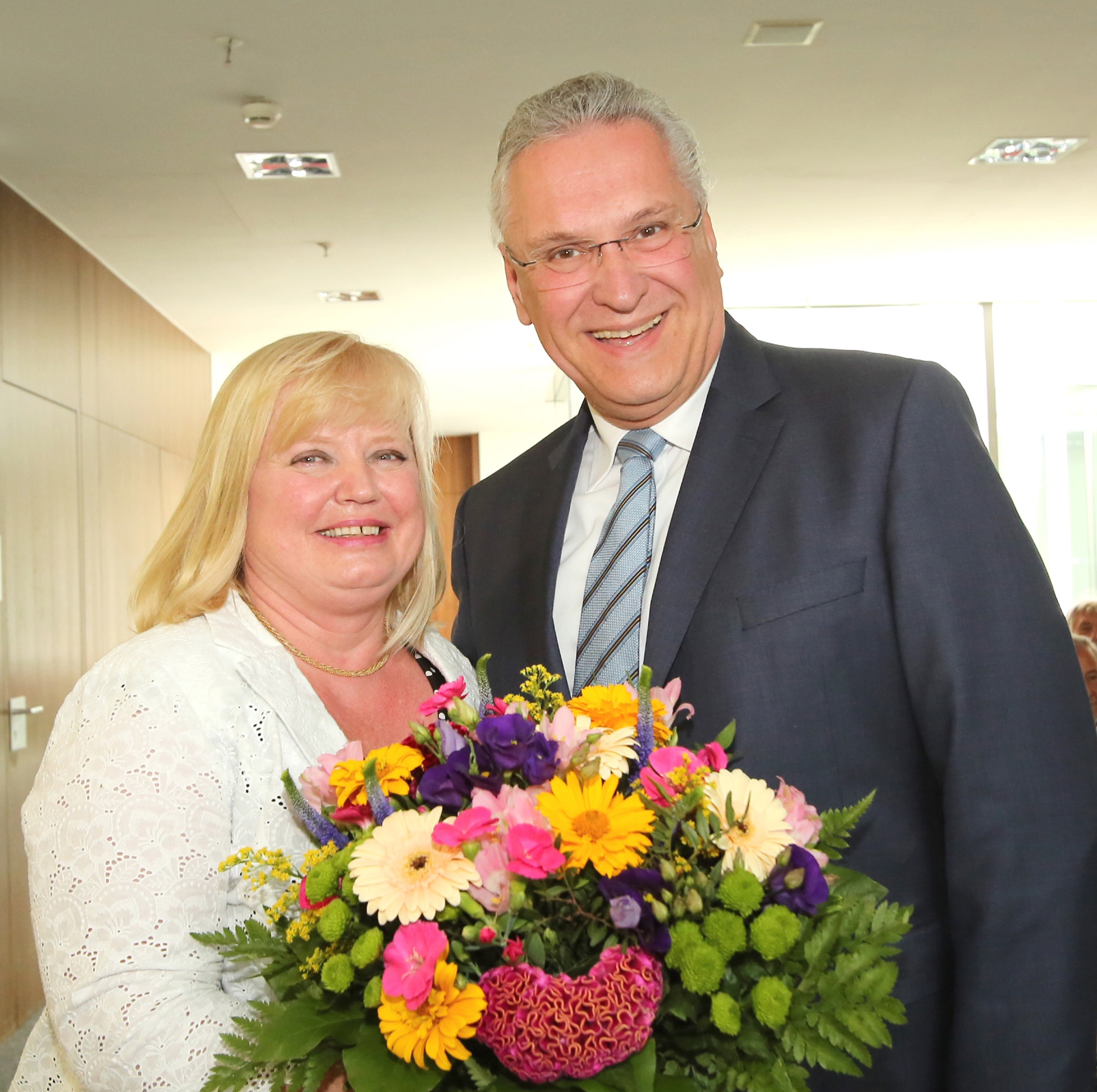Bunter Blumengruß zum 60. Geburtstag: Joachim Herrmann gratuliert Birgitt Aßmus. Foto: oh