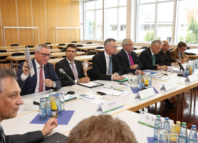 IHK-HGF Markus Lötzsch, Staatssekretär Stefan Müller, IHK-Präsident Dirk von Vopelius, Minister Dr. Ludwig Spaenle, Minister Joachim Herrmann (v.l.).