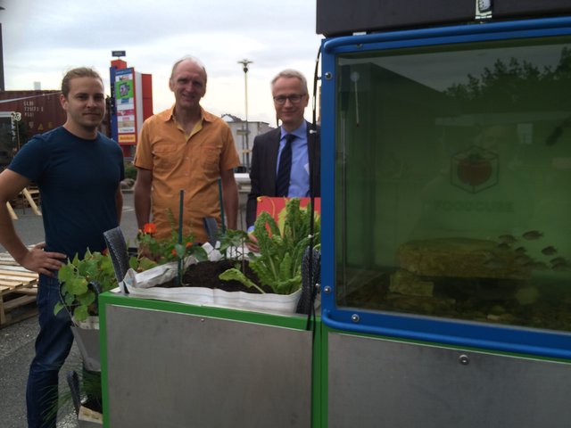 Ulrich Hirschmüller (Entwickler des Foodcube), Frank Braun, Vorstand Bluepingu e.V. und Dr. Michael Kläver, Sparkasse Nürnberg (v.l.).