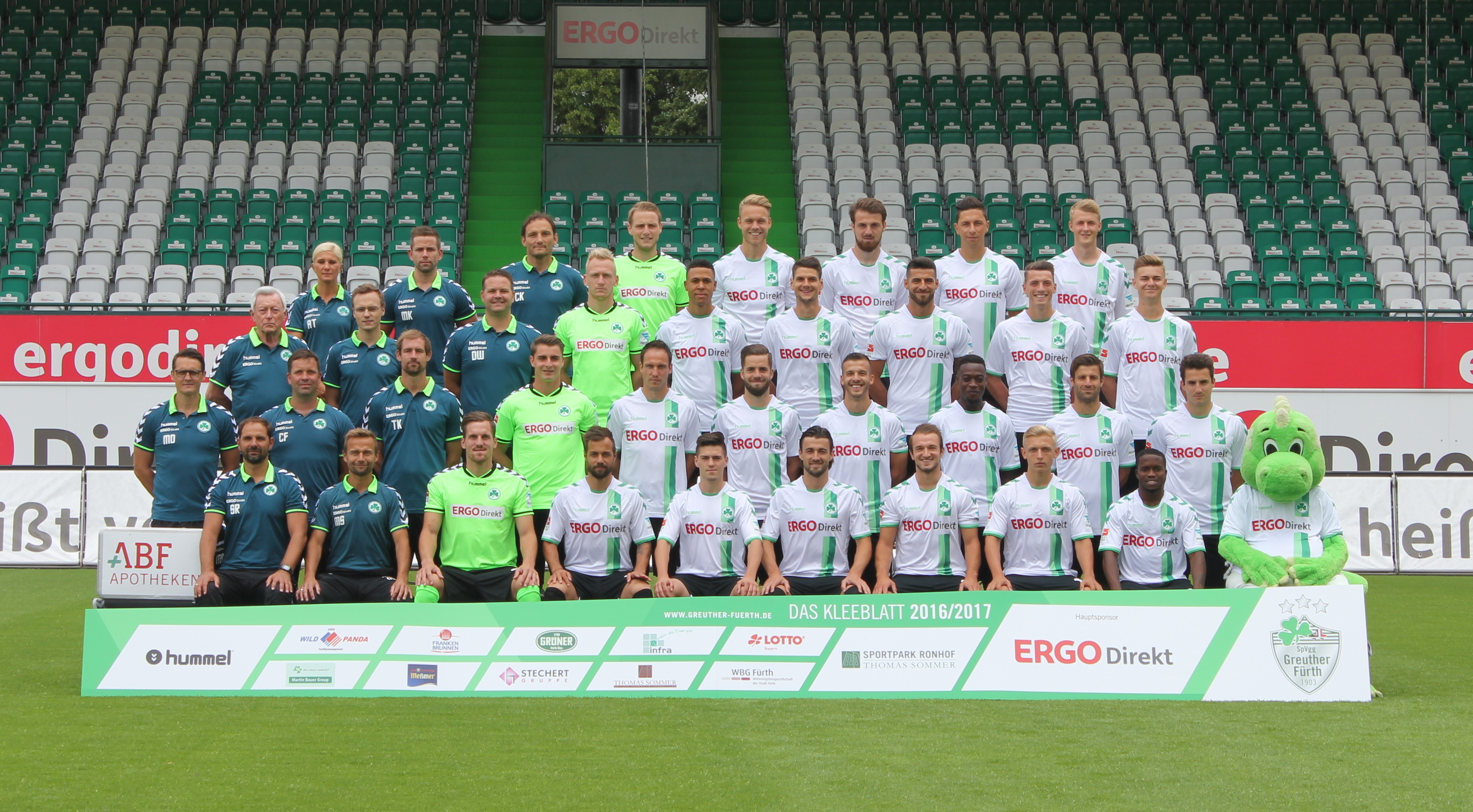 Zum obligatorischen Mannschaftsfoto präsentierten die Profis des Fußball-Zweitligisten SpVgg Greuther Fürth erstmals das neue Heimtrikot. Foto: Ebersberger