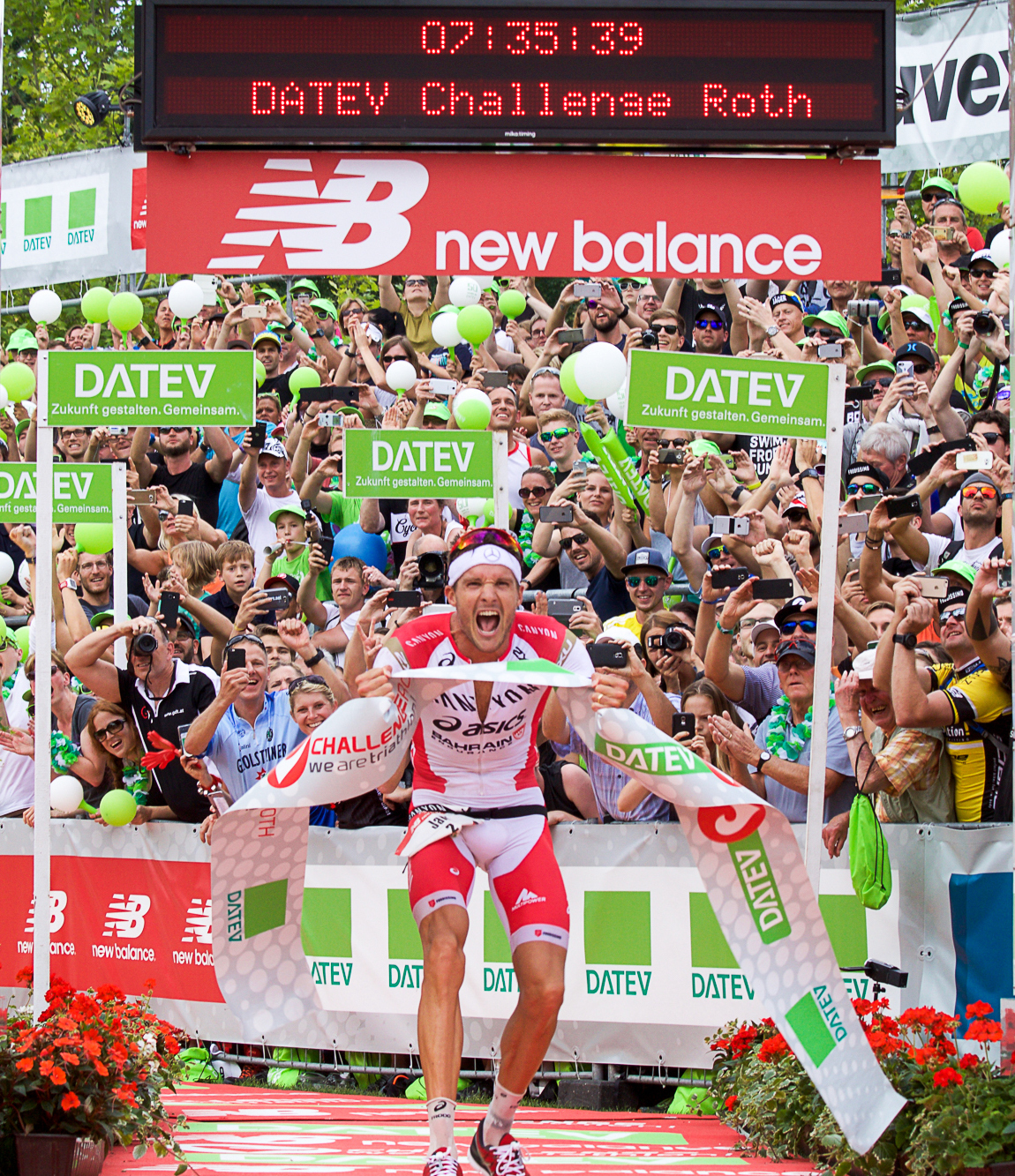 Jan Frodeno nach seinem triumphalen Finish: Beim DATEV Challenge in Roth am vergangenen Sonntag hat er die Bestzeit von Andreas Raelert um fast sechs Minuten unterboten.