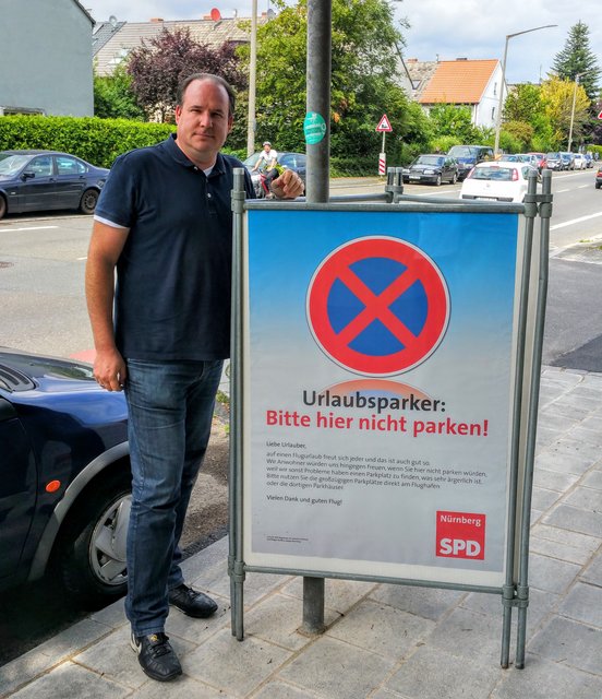 Ziegelsteins SPD-Ortsvereinsvorsitzender Dr. Christian Pröbiuß beim Aufstellen der Plakate im Bierweg.