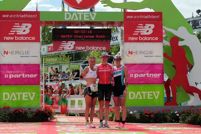 DATEV-Challenge-Impression mit den drei bestplatzierten Triathletinnen (v.l.) Yvonne van Vlerken, Daniela Ryf und Carry Lester.