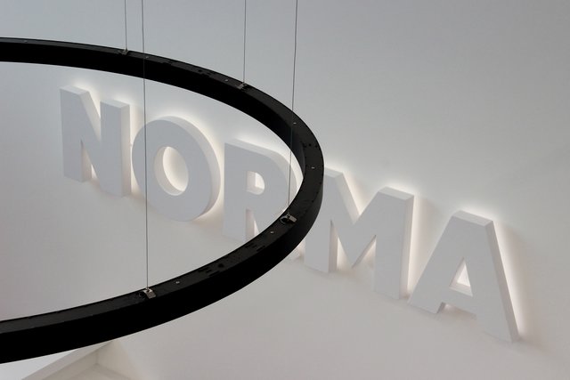 Ein Blickfang: Der NORMA-Schriftzug im Eingangsbereich. | Foto: © tom