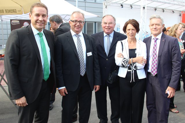 Bei der Eröffnung (v.l.) Fürths Bürgermeister Markus Braun, NORMA-Niederlassungsleiter Christoph Hegen, der frühere Landtagsabgeordnete Günter Gabsteiger mit Ehefrau Annie und der Landtagsabgeordnete Horst Arnold. | Foto: © tom