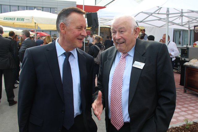 Im Gespräch: Oberbürgermeister Dr. Thomas Jung (l.) mit dem Ex-Ministerpräsidenten und Stiftungsrat der Manfred-Roth-Stiftung, Dr. Günther Beckstein. | Foto: © tom
