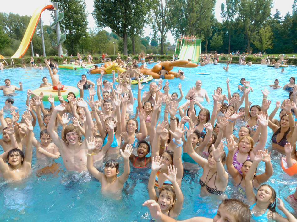 Beim großen Sommer-Festival im Fürthermare herrscht allerbeste Stimmung unter den Badegästen.