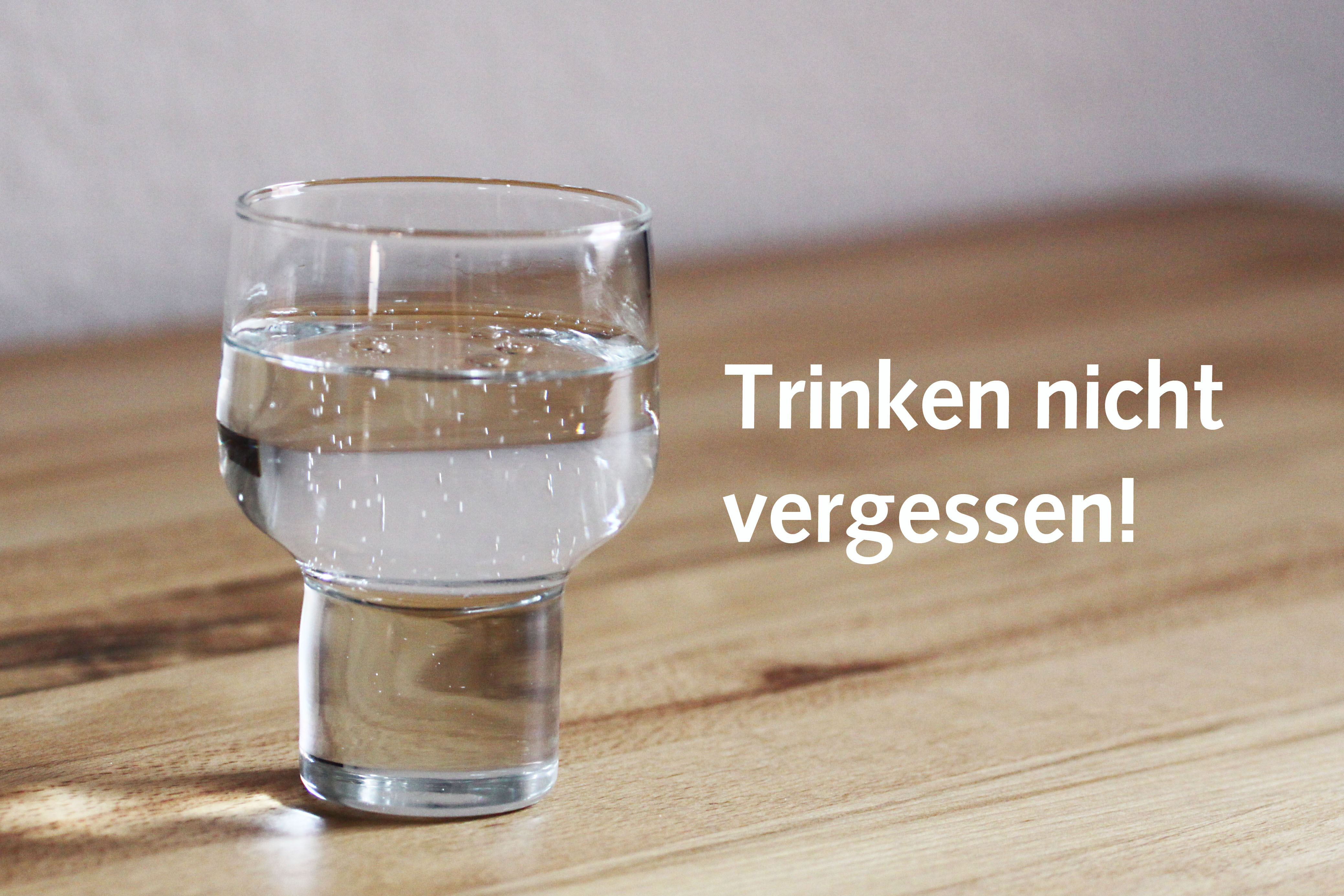 Besonders für Senioren ist es wichtig, bei heißen Temperaturen ausreichend zu trinken.