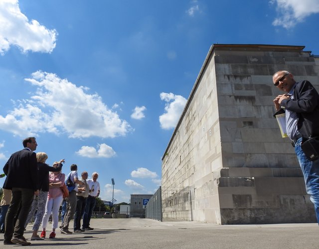 An der Fassade sind viele Kalksteinplatten stark geschädigt. Entweder werden sie saniert oder ausgetauscht mit mehreren möglichen Varianten. | Foto: Nicole Fuchsbauer