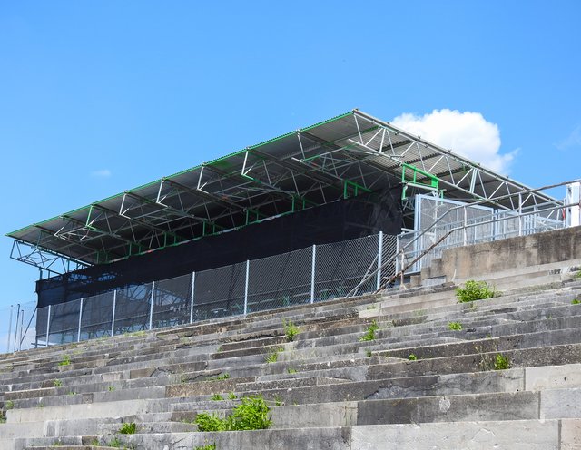 Zum Schutz gegen Regenwasser müsste das Treppenhaus eine Dachkonstruktion erhalten. Auf dem Bild ein Provisorium im Test. | Foto: Nicole Fuchsbauer
