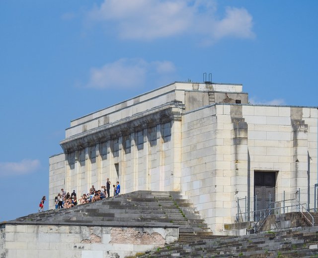 Den Nürnberger Stadträten wurde das Konzept für die baulichen Maßnahmen an der Steintribüne vor Ort vorgestellt. Auf dem Bild eine Besuchergruppe auf der Zeppelintribüne. | Foto: Nicole Fuchsbauer