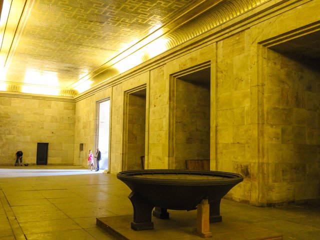 Der Goldene Saal, der seinen Namen übrigens erst in der Nachkriegszeit erhielt, ist mit goldschimmernden Mosaiken verziert. Über zwei Aufgänge konnten ,,Führerkanzel" und Ehrentribüne erreicht werden. | Foto: Nicole Fuchsbauer