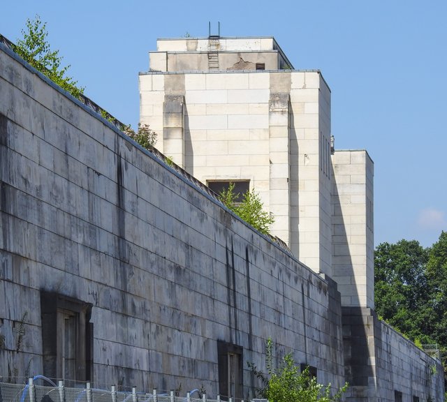 Sind Platten nur teilweise geschädigt, sollen die Schadstellen herausgeschnitten und mit Reparaturmörtel ergänzt werden. | Foto: Nicole Fuchsbauer