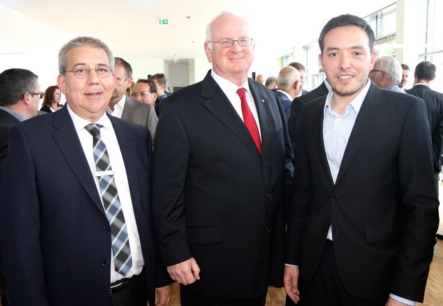 Volkswagen Regionalleiter Josef Fahle (Mitte) überbrachte die Glückwünsche an Geschäftsführer Leopold Pillenstein (r.) und Gebrauchtwagen-Verkaufsleiter Thomas Wening. Foto: MStingl