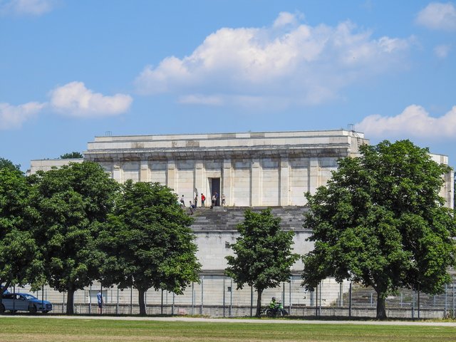 Zeppellintribüne vom Zeppelinfeld aus gesehen. Die Baumgruppe soll versetzt werden, um freie Sicht auf die Zeppelintribüne zu erhalten. | Foto: Nicole Fuchsbauer