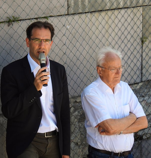 Baureferent Daniel F. Ulrich (l.) erklärt die notwendigen Arbeiten an der Stufenanlage. | Foto: Nicole Fuchsbauer