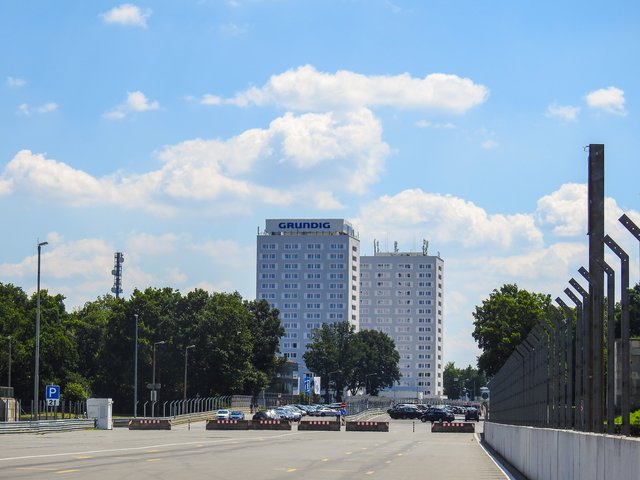 Die Stahlleitplanken (rechts) sollen in ein Stecksystem umgeändert werden, damit sie optisch nicht stören, aber zum Norisring wieder montiert werden können. | Foto: Nicole Fuchsbauer