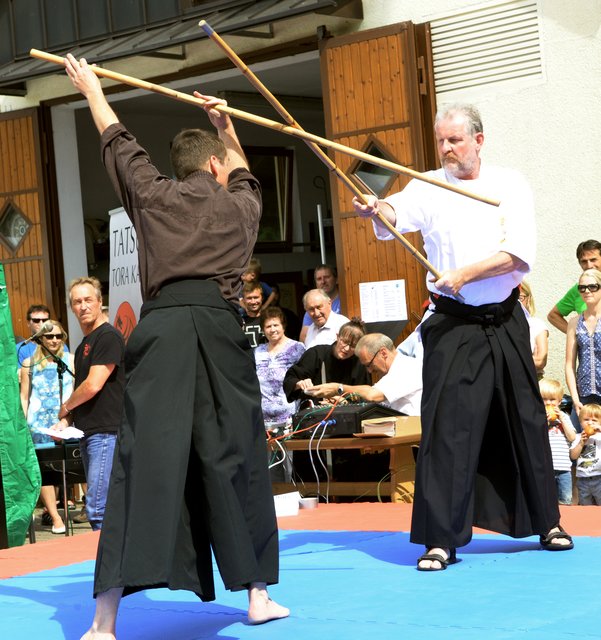 Martin Keller und Matthias Dülp zeigen eine Partner-Kata mit dem Bo, dem japanischen Langstock. | Foto: Berny Meyer