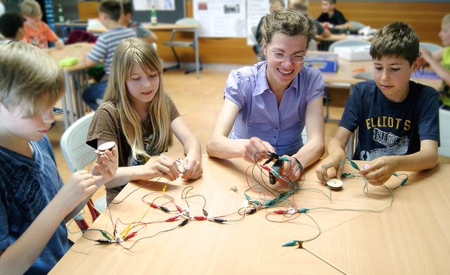 Beim Projekt „Klimaschutz in Kinderhand“ der Umweltstation Lias Grube durften die Fünftklässler und auch Landkreis-Klimaschutzbeauftragte Ulrike Saul selbst experimentieren. Foto: oh