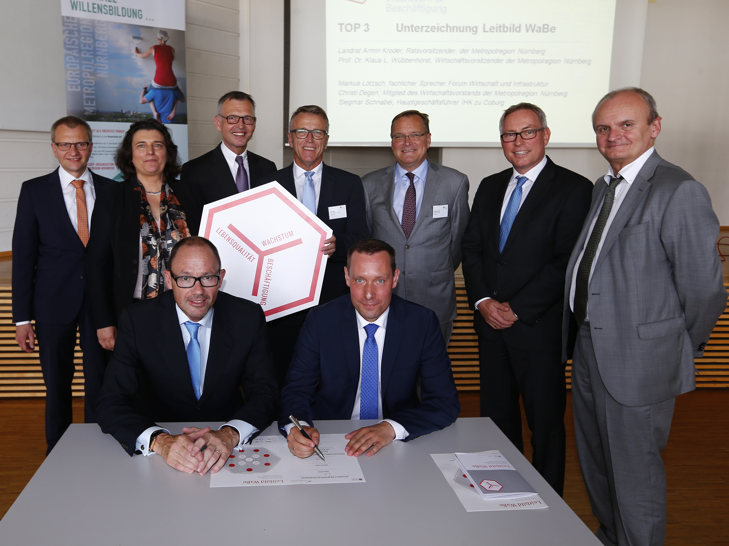Unterzeichnung des neuen Leitbilds für nachhaltiges Wachstum und Beschäftigung (WaBe) (v. l.): Siegmar Schnabel, Christi Degen, Prof. Dr. Klaus L. Wübbenhorst, Dirk von Vopelius, Franz Stahl, Armin Kroder, Dr. Andreas Starke, Markus Lötzsch, Heinz Brenner.