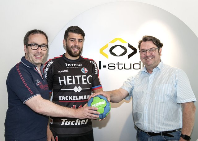 (Foto: hl-studios, Erlangen) v.l.: Jürgen Hinterleithner, Geschäftsführer hl-studios, Kevin Herbst (HC Erlangen) und HL-Geschäftsführer Alfons Loos