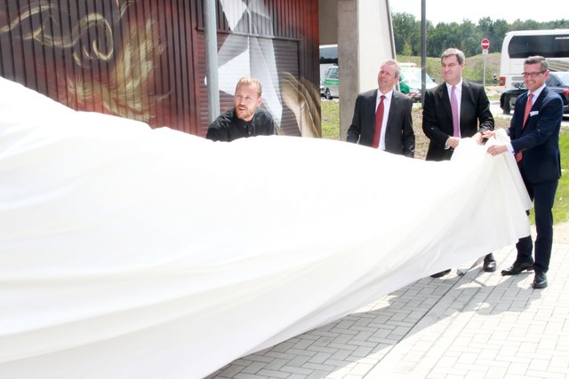 Zusammen enthüllten (v.r.) Dr. Michael Fraas, Dr. Markus Söder, Dr. Ulrich Maly und Julian Vogel ein großflächiges Dürer-Porträt das den Servicebau am neuen Personenschifffahrtshafen ziert. | Foto: tom