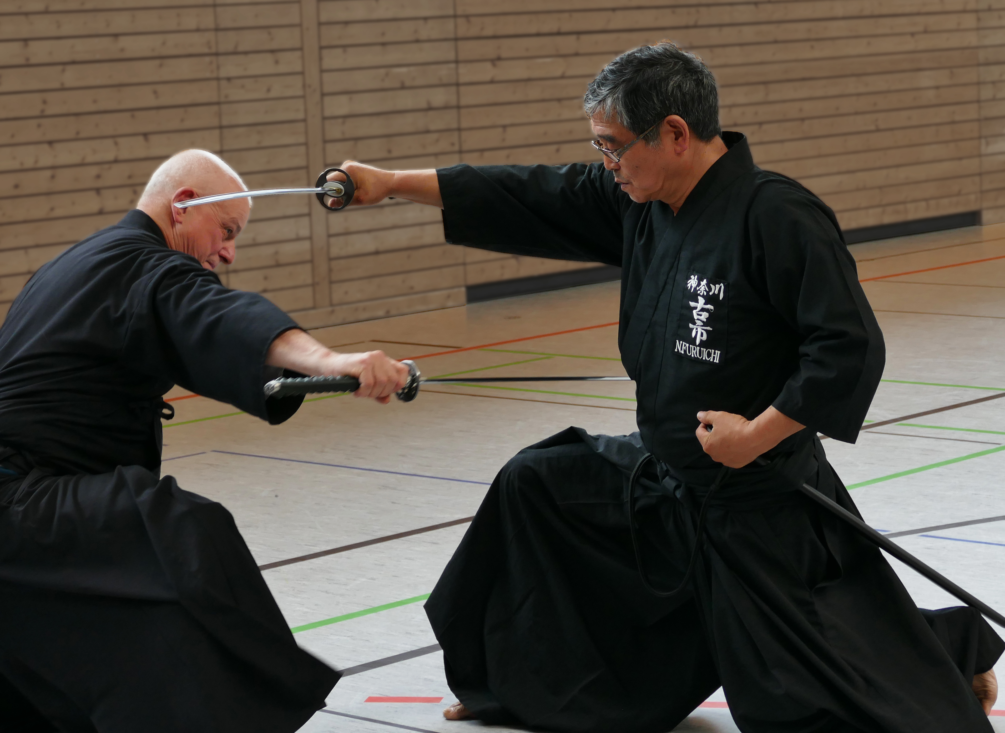 Norio Furuichi, Iaido 8. Dan Kyoshi, (rechts) zeigt mit Wim van Mourik, Iaido 6. Dan, die Bedeutung einer Schwertbewegung in der Anwendung.