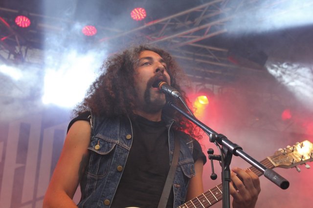 Allerbeste Stimmung herrschte bei Rock im Wald. 16 Bands - hier Dead Lord -  heizten an zwei Tagen dem Publikum ein. Foto: Ebersberger